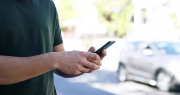 Mains Téléphone Portable Gros Plan Homme Tapant Message Texte Pour — Video