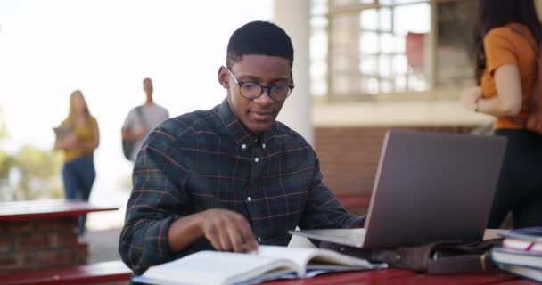 Szczęśliwy Człowiek Student Nauka Laptopie Planowanie Notatki Nauki Wiedzy Edukacji — Wideo stockowe