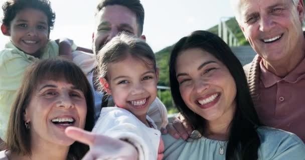 バケーション 週末の旅行で幸せな大家族の笑顔とセルフィー カナダの両親や祖父母と写真を撮る子供たちの幸せと興奮と肖像 — ストック動画