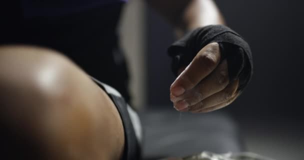 ジムのロッカールームでボクシング トレーニングの準備をする男 チョーク 戦いの夜の準備のための塵か粉が付いている男性の人 ボクサーまたは運動選手のこすり指のクローズアップ — ストック動画