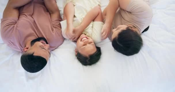 Glückliche Familie Kind Und Kitzel Schlafzimmer Von Oben Für Spiel — Stockvideo