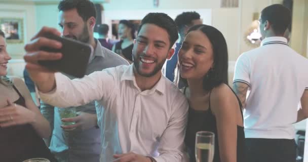 Mężczyzna Kobieta Selfie Klubie Nocnym Romantyczną Randkę Piją Koktajl Happy — Wideo stockowe
