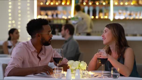 Paar Restaurant Met Wijn Gesprek Lachen Aan Tafel Samen Met — Stockvideo