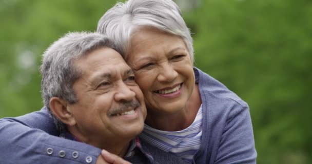 Park Gesicht Und Senioren Glückliches Paar Umarmen Liebe Und Pflege — Stockvideo