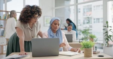 İş kadınları, pazarlama stratejisi, defter fikirleri ve başlangıç ofisinde planlama için dizüstü bilgisayarda danışmanlık ve takım çalışması. Proje desteği, hedefler ve işbirliği için bilgisayar çeşitliliğindeki çalışanlar.
