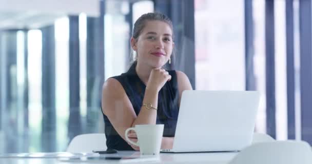 ビジネス女性 ラップトップ コーヒーは キャリアの野心や成功の窓から朝にオフィスで 幸せな若い女性 弁護士 従業員の笑顔を職場でマグカップでコンピューターで描いた写真 — ストック動画