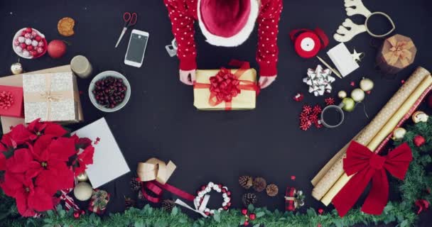 Paketleme Hediye Noel Süslemesi Telefon Fotoğrafçısı Ile Masanın Üstünde Bayram — Stok video