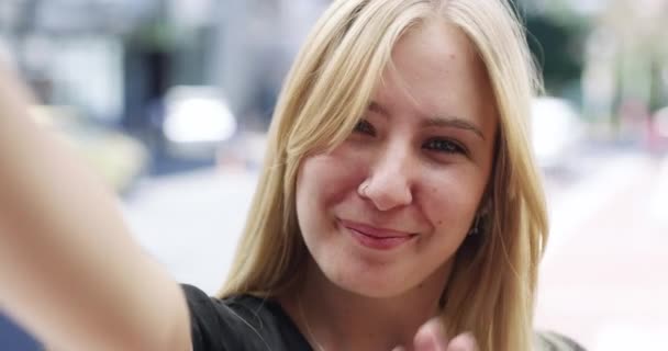 Vrouw Videogesprek Glimlach Stad Zwaai Hallo Reizen Vakantie Buiten Straat — Stockvideo