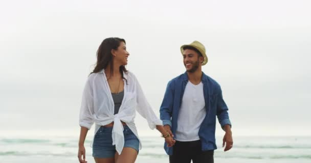 Plaża Szczęśliwa Para Trzymająca Się Ręce Spacerująca Biegająca Tropikalnej Podróży — Wideo stockowe