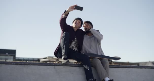 Selfie Skateboard Φίλους Και Τους Ανθρώπους Χαμόγελο Θέτουν Και Χαρούμενος — Αρχείο Βίντεο