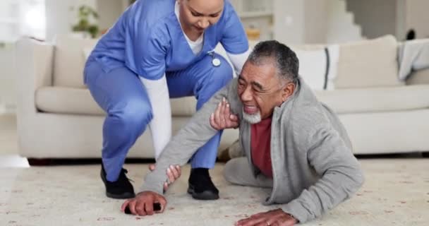Anciano Caída Enfermera Ayudan Suelo Casa Sala Estar Cuidado Ancianos — Vídeos de Stock