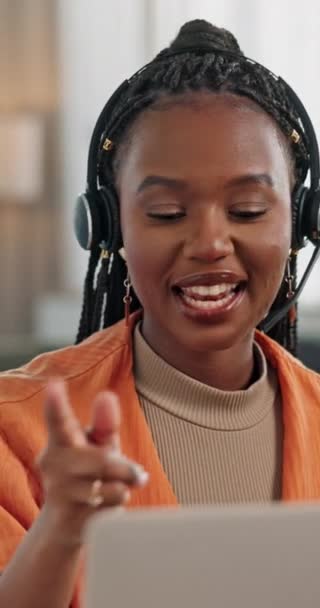 Laptop Uśmiech Obsługa Klienta Czarną Kobietą Zbliżenie Domu Call Center — Wideo stockowe