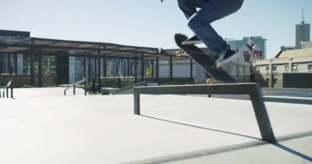 Чоловік Скейтборд Стрибати Подрібнювачем Залізницею Швидкістю Балансом Тренуванням Фізичними Вправами — стокове відео