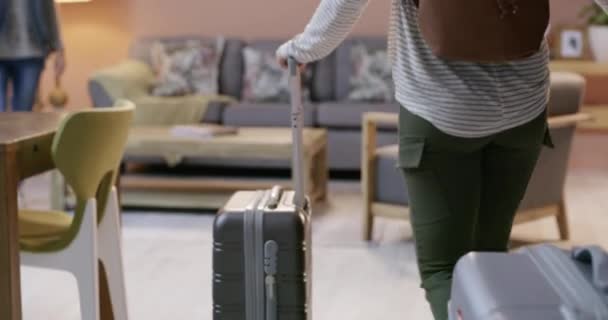 Boldog Anya Bőrönd Ölelés Látogatásra Üdvözlésre Vagy Üdvözlésre Otthon Utazás — Stock videók