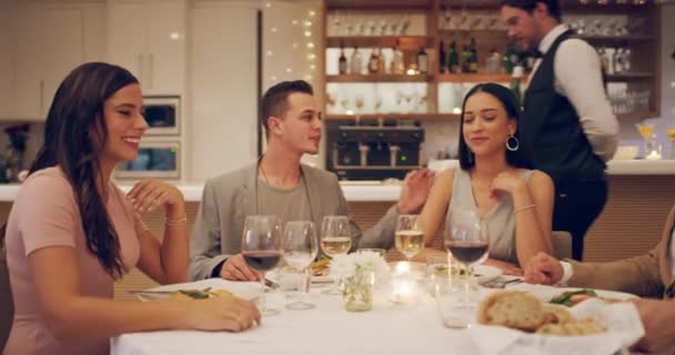 Mensen Vrienden Samen Eten Het Restaurant Een Band Communicatie Plezier — Stockvideo