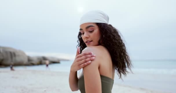 Kadın Plaj Güneş Kremi Omuzda Tatilde Tatilde Seyahatte Güzellik Sağlıklı — Stok video