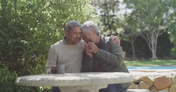 在爱情中 浪漫和放松的夫妻在自家后院一起欢笑 微笑和放松 同时享受着新鲜的咖啡 大老婆靠在滑稽的丈夫肩上 — 图库视频影像