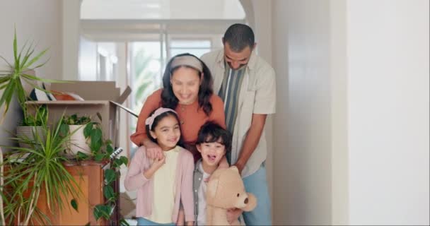 Rodiče Děti Stěhování Nového Domova Tvář Úsměv Hrdostí Investice Nemovitosti — Stock video
