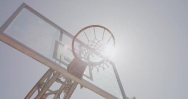Basketbol, net ve ring aşağıdaki açık hava parkında maç için mavi gökyüzü, basket ya da skor puanı. Basketbol potası, delik ya da arka tahtası spor, sayı ya da hedefin sahadaki hedefi.