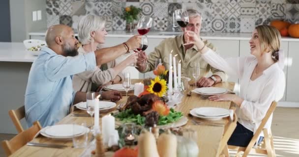 Família Casa Brinde Champanhe Para Celebração Férias Ação Graças Almoço — Vídeo de Stock