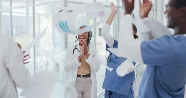 Врачи Успех Празднование Воздушные Газеты Разнообразии Страхования Жизни Медицинских Целей — стоковое видео