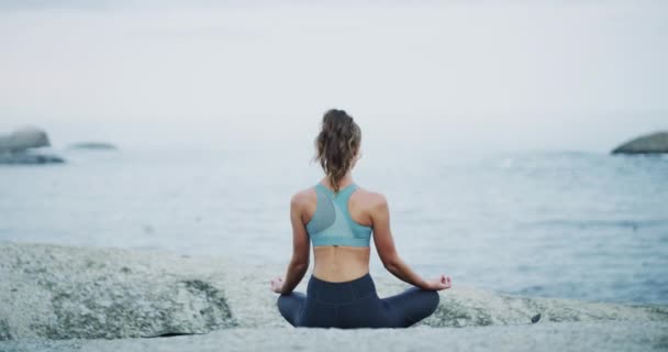 Plaża Spokój Kobieta Robi Ćwiczenia Jogi Dla Spokojnego Myślenia Wellness — Wideo stockowe