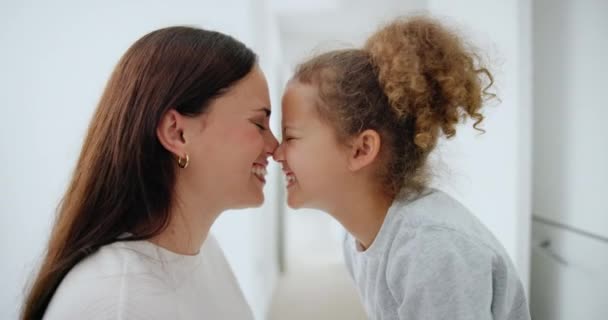 포옹과 행복한 어머니와 본딩과 문질러 에스키모 청소년 아이를 포옹과 프로필 — 비디오