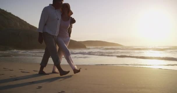 シニアカップル ビーチウォーク 日没に抱擁し 引退時に結婚しました 高齢者とコミットメントのための愛 一緒に結合し ロマンチックな関係の世話 — ストック動画