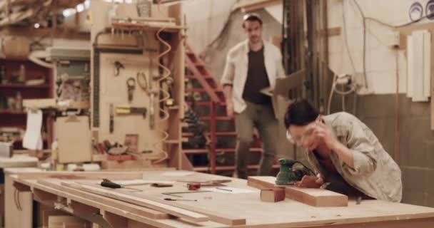 Carpintero Trabajo Equipo Personas Taller Hablando Para Fabricación Muebles Carpintería — Vídeo de stock