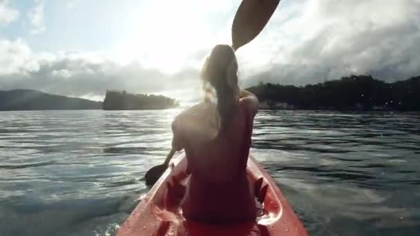 Mulher Volta Rio Com Caiaque Remo Liberdade Lago Transporte Sustentável — Vídeo de Stock