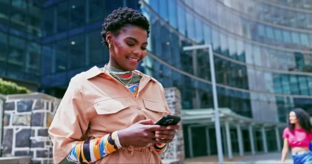 ソーシャルメディア上のファッション 携帯電話 または黒人の女性は 通知のためにインターネットミームやウェブサイトでチャットします モバイルアプリ クールまたは幸せなインフルエンサーと笑顔テキストオンライン ネットワーキングや読書ニュース — ストック動画