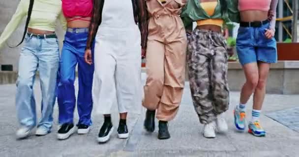 女性ウォーキング ストリートウェア ファッション 友人と幸せとスニーカー 若いモデルグループ 都市のトレンディでスタイリッシュな服 エネルギーと美しさと笑い — ストック動画