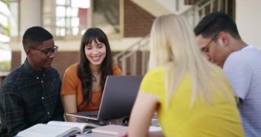 Öğrenciler, kadınlar üniversitede, üniversitede ya da eğitim kampüsünde diz üstü bilgisayarı ve mutlu yüzü olan ya da portresi olan öğrenciler. Bir grup arkadaş masada araştırma, online planlama ve takım çalışması hakkında konuşuyor..