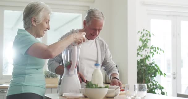 Starsza Szczęśliwa Para Smoothie Kuchni Przygotowaniem Pysznych Pysznych Pić Rano — Wideo stockowe