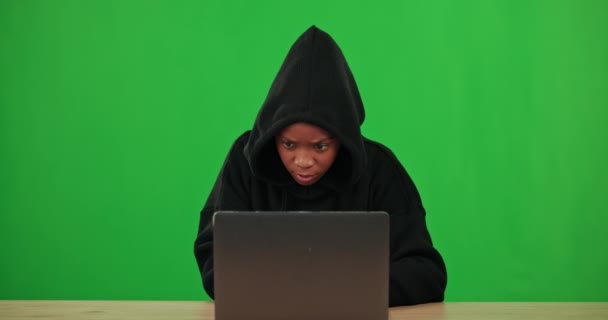 黑人妇女 绿色屏幕或黑客在笔记本电脑上输入网络安全 信息技术或网络钓鱼 黑客欺诈 数字罪犯或拥有海量数据情报 网络犯罪或代码软件的女孩 — 图库视频影像