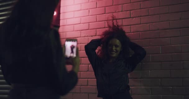 Женщина Друг Смартфон Фото Социальных Сетях Ночной Городской Фон Развлечения — стоковое видео