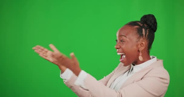 Surprise Green Screen Portrait Excited Black Woman Marketing Advertising Product — Stock Video