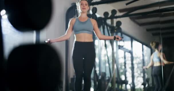 面部和健身妇女 配合跳绳运动 以应对体重减轻 力量或身体挑战 体育工作室进行健康 精力充沛或跳跃运动的训练 思维和强壮的女运动员 — 图库视频影像