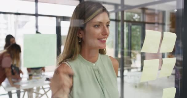 Ontwerper Vrouw Denken Kleverige Noot Door Glas Voor Idee Visie — Stockvideo