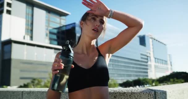 Ejercicio Mujer Cansada Ciudad Bebiendo Agua Líquido Mineral Bebida Para — Vídeos de Stock