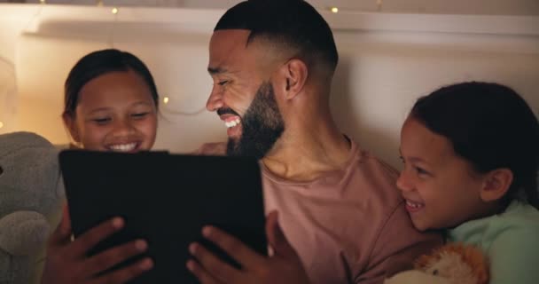 夜のベッドルームの父 タブレットは ゲーム 教育ストーリーテリング または自宅で面白い電子ブックを読むために 女の子 幸せな子供たちは マルチメディア アプリ デジタルベッドタイムのストーリーを見ます — ストック動画