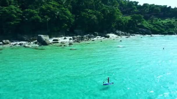 Ωκεανός Φύση Και Άνθρωποι Κουπί Επιβίβαση Από Drone Μπλε Νερό — Αρχείο Βίντεο