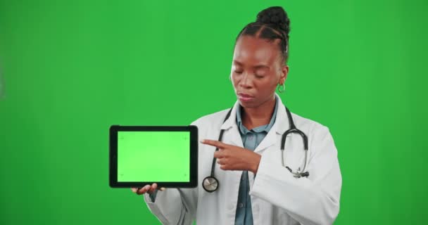 Médico Pantalla Verde Mujer Negra Seria Con Comercialización Tableta Publicidad — Vídeo de stock