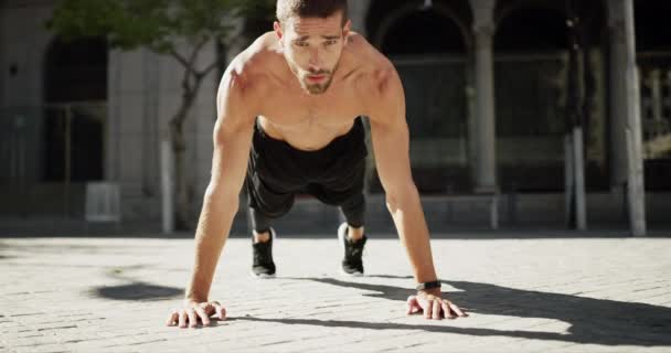 Egzersiz Şehir Zemini Spor Için Şınav Çeken Güçlü Bir Adam — Stok video