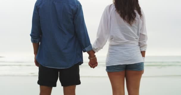 Παραλία Αγάπη Και Ζευγάρι Κρατώντας Χέρια Περπάτημα Και Δέσιμο Τροπική — Αρχείο Βίντεο