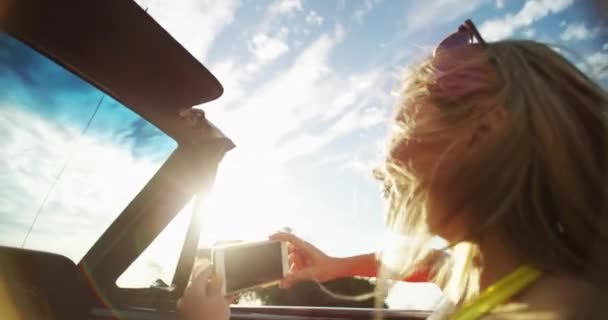 Arabası Telefonu Fotoğrafı Olan Bir Kadın Sosyal Medya Paylaşımında Özgürlük — Stok video