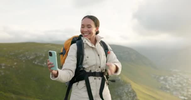 Mulher Caminhadas Montanhas Chamada Vídeo Para Atualização Viagens Mídias Sociais — Vídeo de Stock