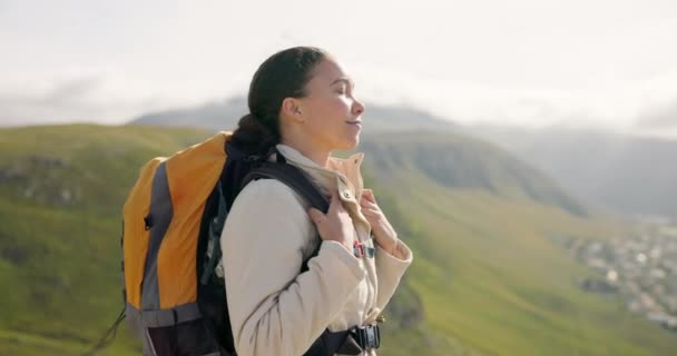 Femeie Tânără Drumeții Munți Respirație Aer Curat Pentru Wellness Aer — Videoclip de stoc