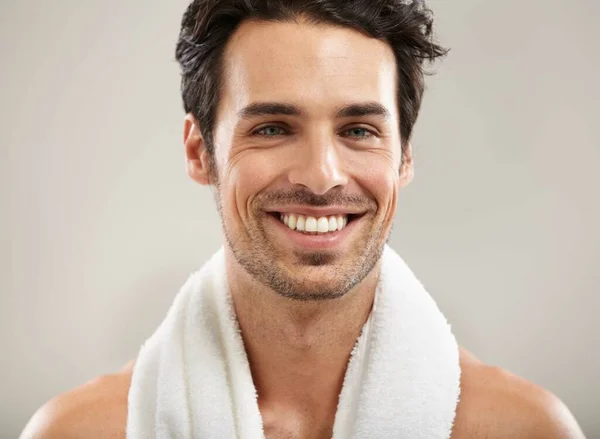 Handdoek Portret Vrolijke Man Studio Voor Fitnesstraining Sporttraining Gezonde Wellness — Stockfoto
