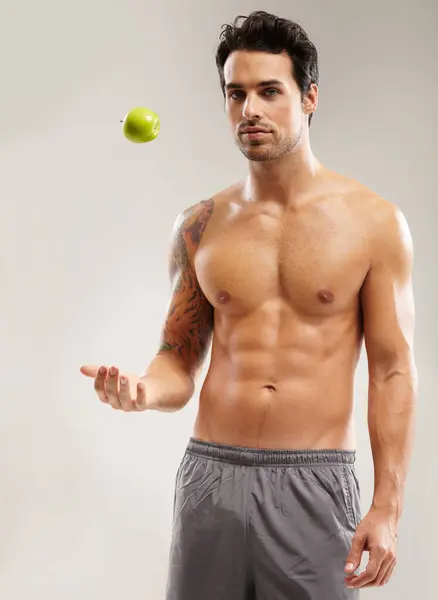 ポートレート トップレスまたはリンゴ フィットネス またはグレーの背景にあるスタジオで6パック欠席のための健康的な食事 ビタミンCまたはウェルネスのための天然の果実を持つ体重減少 投げるまたは男性 — ストック写真